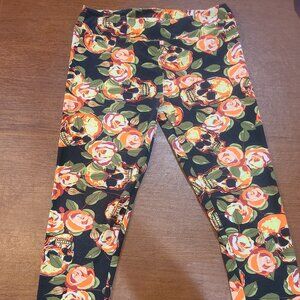 Lularoe skull and roses Tall & Curvy leggings EUC